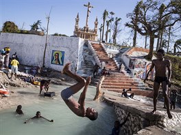 Na znieném most. Hurikán Matthew zpsobil na Haiti obrovské kody, radost z...