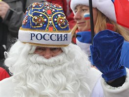Jeden z ruských biatlonových fanouk piel pevleený za Mrazíka.