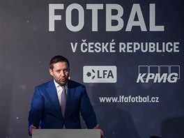 Duan Svoboda jako pedseda Ligov fotbalov asociace pedn zstupcm...