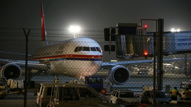 Skupina Afghnc byla deportovna z Nmecka letadlem aerolinek Meridiana Airlines, kter startovalo z Frankfurtu (14. prosince 2016)