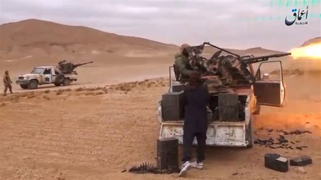Bojovnci IS nedaleko syrsk Palmry. Snmek z videa zveejnnho agenturou Amak napojen na dihdisty (11. prosince 2016)