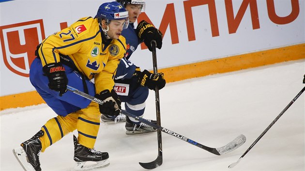 vdsk hokejista Patrick Westerholm (vlevo) se probj pes Jesseho Mankinena z Finska.