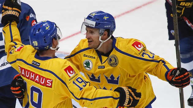 vdt hokejist Patrik Zackrisson (vlevo) a Alexander Bergstrm slav branku.