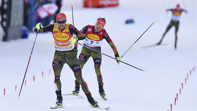 Sdruen Johannes Rydzek si b pro triumf v Ramsau, za nm je Fabian Riessle.