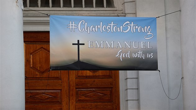 Transparent visc u vchodu do kostela v Charlestonu bhem soudu s Dylannem Roofem, kter zastelil devt lid (15.12.2016).