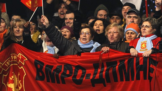 Pznivci vldn nacionalistick strany VMRO DPMNE na pedvolebnm setkn ve Skopje (8. prosince 2016)