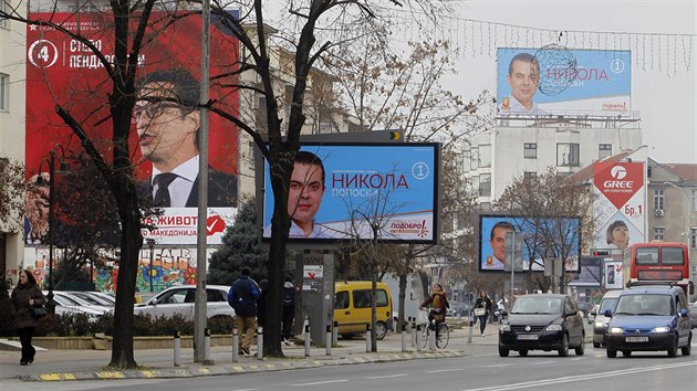 Plakty a billboardy zaplavily makedonsk veejn prostranstv bhem pedvolebn kampan ve Skopje (5. prosince 2016)