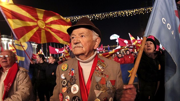 Vlen vetern s jugoslvskmi metly se zastn pedvolebn kampan socilndemokratick opozin strany ve Skopje (4. prosince 2016)