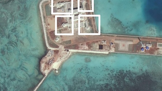 Na satelitnch snmcch ostrov v Jihonskm moi jsou podle AMTI patrn protiletadlov zbran a protiraketov systmy nsk armdy (23. listopadu 2016)