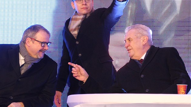 Ministr dopravy Dan ok a prezident Milo Zeman na otevrn seku dlnice D8 (17. prosince 2016).