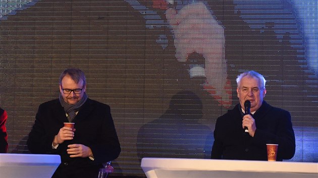 Prezident Milo Zeman (vpravo) a ministr dopravy Dan ok pi slavnostnm oteven poslednho seku dlnice D8 z Prahy do Nmecka (17.12.2016)