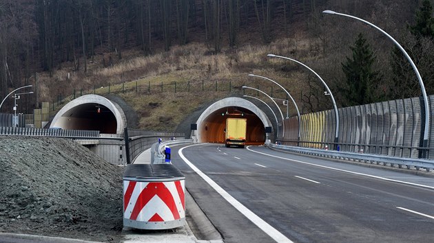 Posledn dokonen sek dlnice D8 - na snmku tunely Prackovice