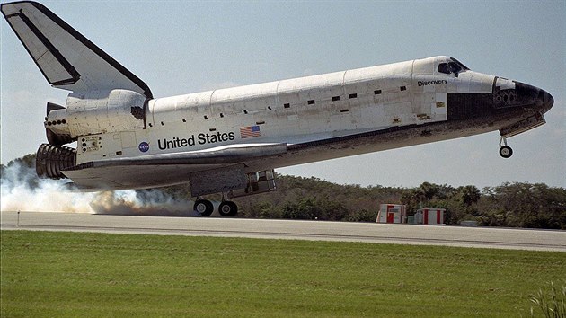 STS-95, pistn raketoplnu Discovery, na palub je tak John Glenn.