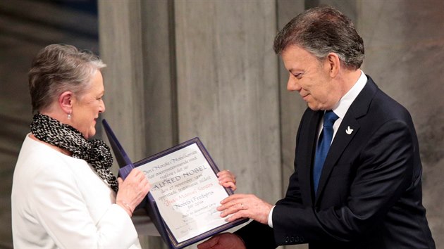 Kolumbijsk prezident Juan Manuel Santos pebr Nobelovu cenu mru (10. prosince 2016)