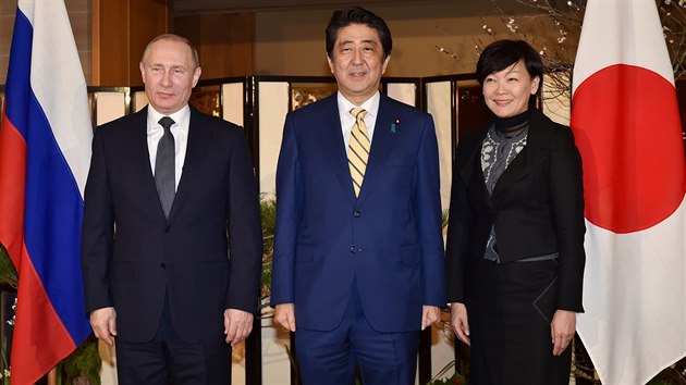 Vladimir Putin a japonsk premir inz Abe ped zahjenm jednn (15. prosince 2016)