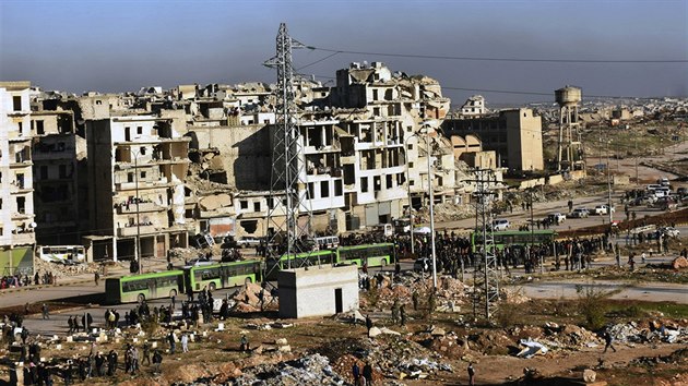 V Aleppu v ptek druhm dnem pokrauje evakuace. Odjezd civilist i povstalc komplikuje ostelovn (16. prosince 2016)