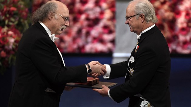 Nobelovu cenu za fyziku dostali David Thouless, Duncan Haldane (vlevo na fotce) a Michael Kosterlitz. Cenu pedval vdsk krl Carl Gustaf.