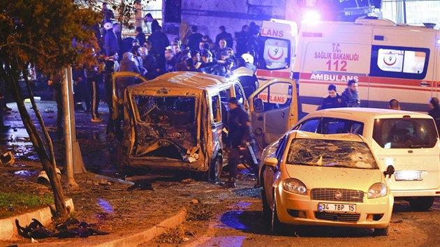 Vbuch bomby ped stadionem v Istanbulu (10. prosince 2016).