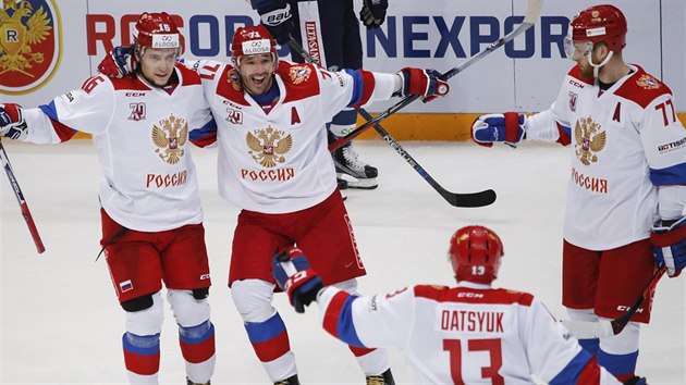 Rut hokejist (zleva) Sergej Plotnikov, Ilja Kovaluk, Pavel Dacjuk a Anton Blov oslavuj vstelen gl.
