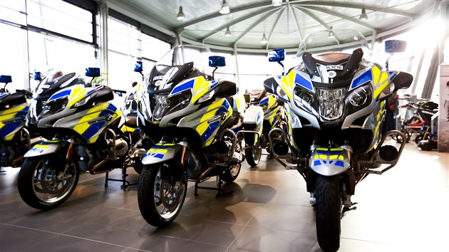 Zstupci policie bhem pebrn 135 novch motocykl BMW v Brn (12. prosince 2016)