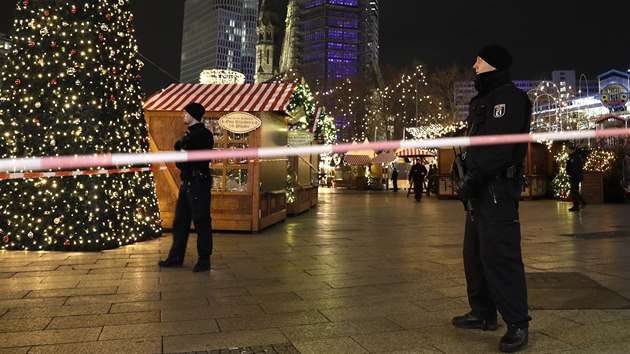 Berlnsk nmst Breitscheidplatz po incidentu, kdy vjel nkladn automobil do davu nvtvnk vnonho trhu. (19. prosince 2016)