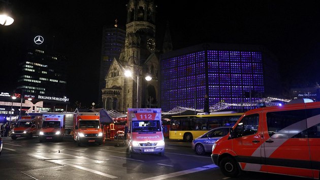 Berlnsk nmst Breitscheidplatz po incidentu, kdy vjel nkladn automobil do davu nvtvnk vnonho trhu. (19. prosince 2016)