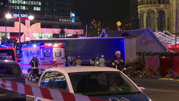 Berlnsk nmst Breitscheidplatz po incidentu, kdy vjel nkladn automobil do davu nvtvnk vnonho trhu. (19. prosince 2016)