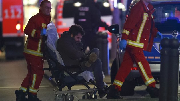 Berlnsk nmst Breitscheidplatz po incidentu, kdy vjel nkladn automobil do davu nvtvnk vnonho trhu. Zchrani odvej zrannho. (19. prosince 2016)