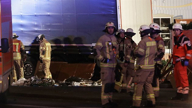 Berlnsk nmst Breitscheidplatz po incidentu, kdy vjel nkladn automobil do davu nvtvnk vnonho trhu. (19. prosince 2016)