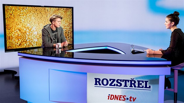 Herec Zdenk Pikula a modertorka Monika Zavelov v diskusnm poadu Rozstel na iDNES.tv (13. prosince 2016)