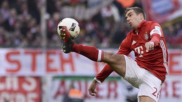 Kapitn mnichovskho Bayernu Philipp Lahm kontroluje m v ligovm zpase proti Wolfsburgu.