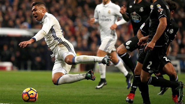 Fotbalista Realu Madrid Casemiro bhem utkn panlsk ligy s La Coruou.