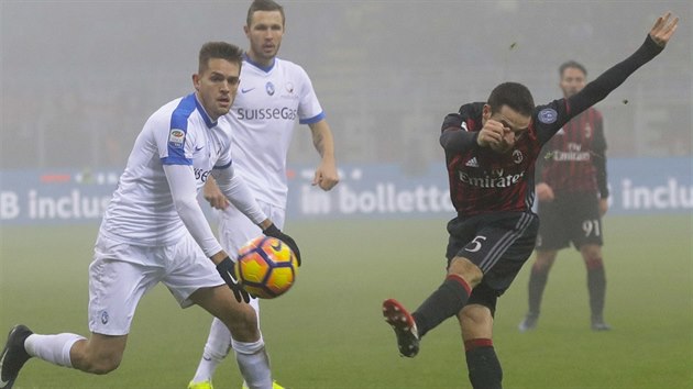 Fotbalista AC Miln Giacomo Bonaventura stl v domcm utkn italsk Serie A na brnu Atalanty.