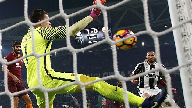 Brank AS m Wojciech Szczesny zasahuje v utkn na stadionu Juventusu.