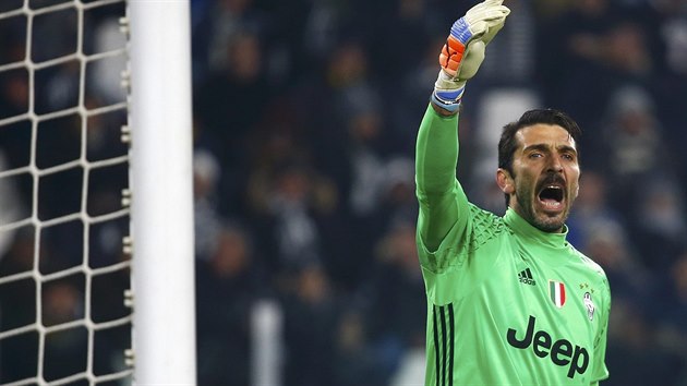 Zkuen brank Juventusu Gianluigi Buffon udrel v zpase s AS m ist konto.