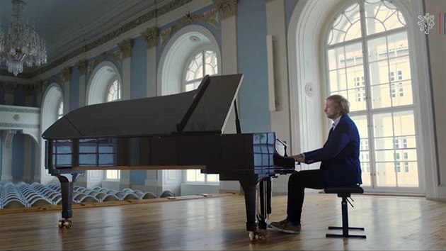 Pianista ve videoklipu hraje na nstroj z dlny Steinway.
