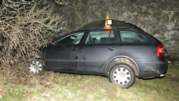 V sobotu veer v Kaplici srazil opil idi mladou enu u pechodu pro chodce a pot jet s autem havaroval.