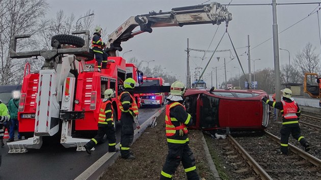 Hasii odstrauj automobil, kter v Ostrav skonil v tramvajovm kolejiti. (19. prosince 2016)
