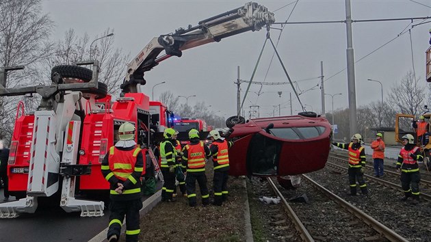 Hasii odstrauj automobil, kter v Ostrav skonil v tramvajovm kolejiti. (19. prosince 2016)