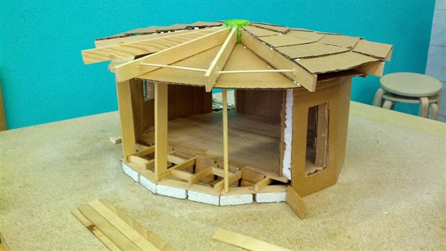 Model slamno-hlinnho domku, kter  je jednou z ueben Zkladn koly a matesk koly Na Bernku.