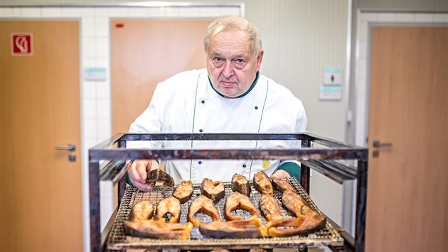 Eduard Lev dl nejradji kapra na prodn zpsob se zeleninou.