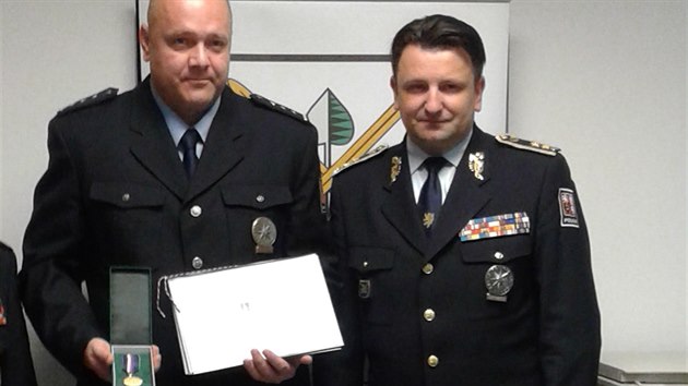 Policejn prezident Tom Tuh (vpravo) pedal ocenn za statenost Jakubu Krygelovi.