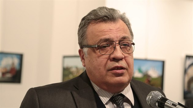 Rusk velvyslanec v Turecku Andrej Karlov hovo v galerii v Ankae jen chvli ped tm, ne byl postelen. (19. prosince 2016)