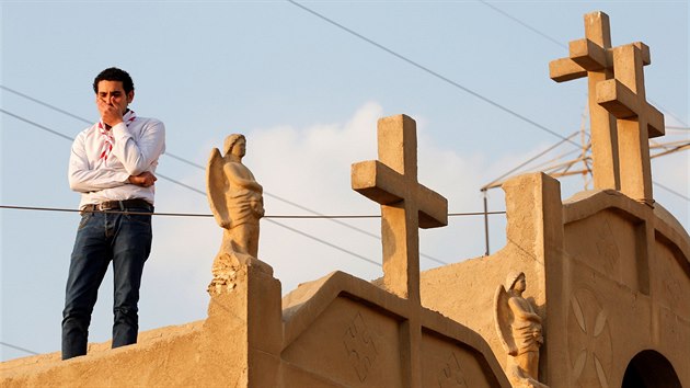 Smutenho obadu za zavradn koptsk kesany, kde byly ped oltem seazeny rakve s obmi, se v pondl smli zastnit pouze pozstal (12. prosince 2016).