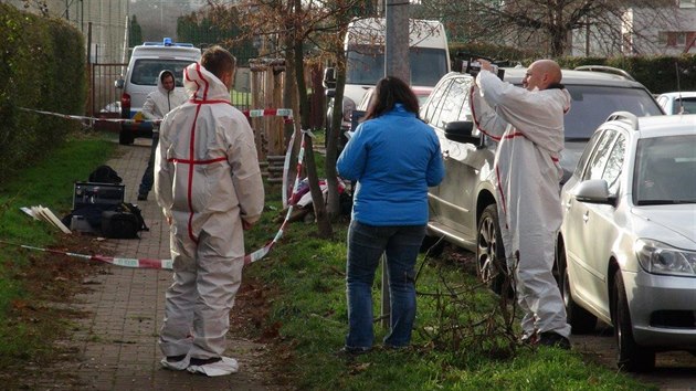 Policist vyetuj incident mezi bezdomovci ve Stranicch, kter skonil bodnm zrannm dvaaticetiletho mue (10. prosince 2016).