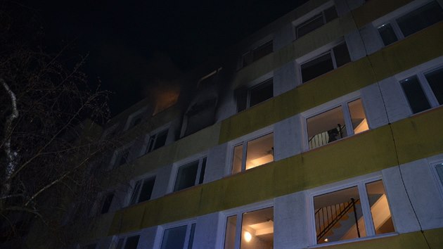 Por bytovho domu v kladensk ulici U Hvzdy, kvli ktermu museli hasii evakuovat 31 lid (10. prosince 2016).