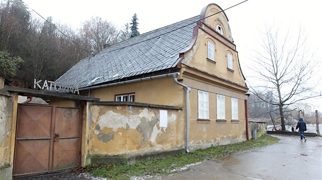 V ulici Pod strn ve Velkm Mezi je prastar dm, jeho prvnm obyvatelem byl kat. V dob vzniku domu, potkem 18 .stolet, u ml poprav ve mst mn prce ne o sto let dv, kdy se odsuzovalo astji. Nyn maj v dom sdlo ermi ze spolku TAS.