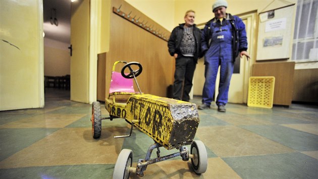 Na tomto podomácky vyrobeném traktůrku se od 80. let proháněly v hospodě děti, jejichž rodiče si zašli na pivo.