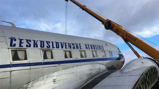 Historick letoun Douglas DC-3 se sthuje z Ruzyn do Kbel.