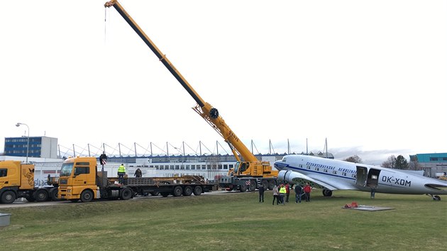 Historick letoun Douglas DC-3 se sthuje z Ruzyn do Kbel.